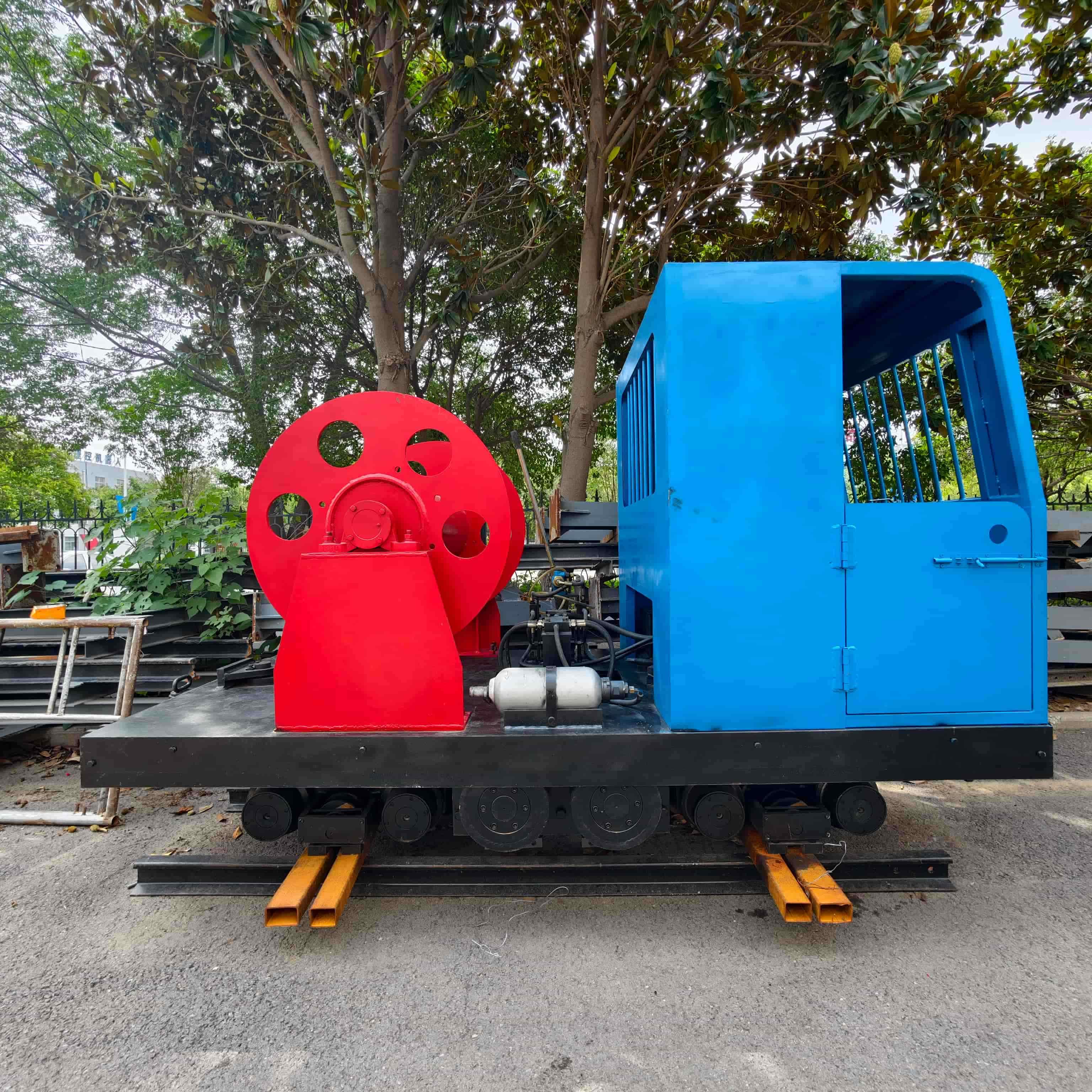 煤礦井下鋼絲繩牽引普軌卡軌車